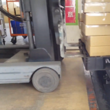 リーチフォークで荷役作業