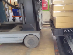リーチフォークで荷役作業